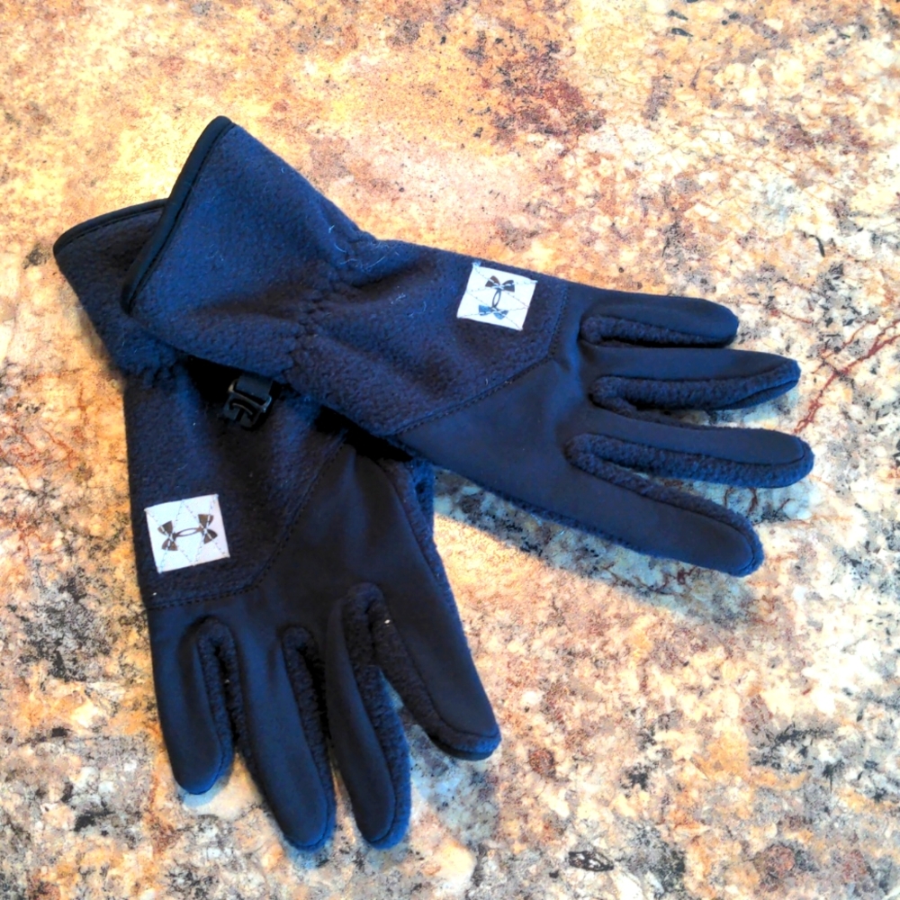 NWOT Under Armour gloves